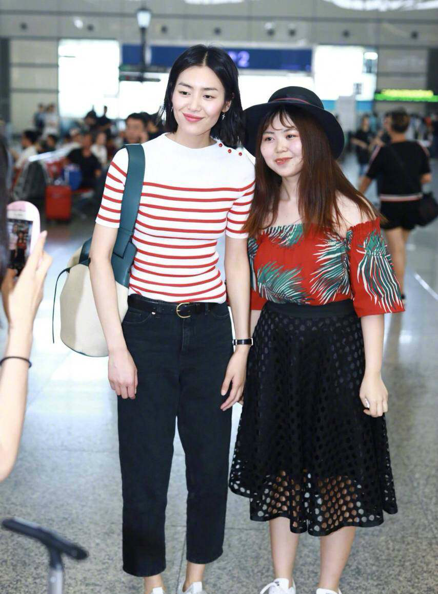 刘雯齐肩短发,红色条纹衫,清新又甜美,网友,酒窝要把人醉倒_新浪看点