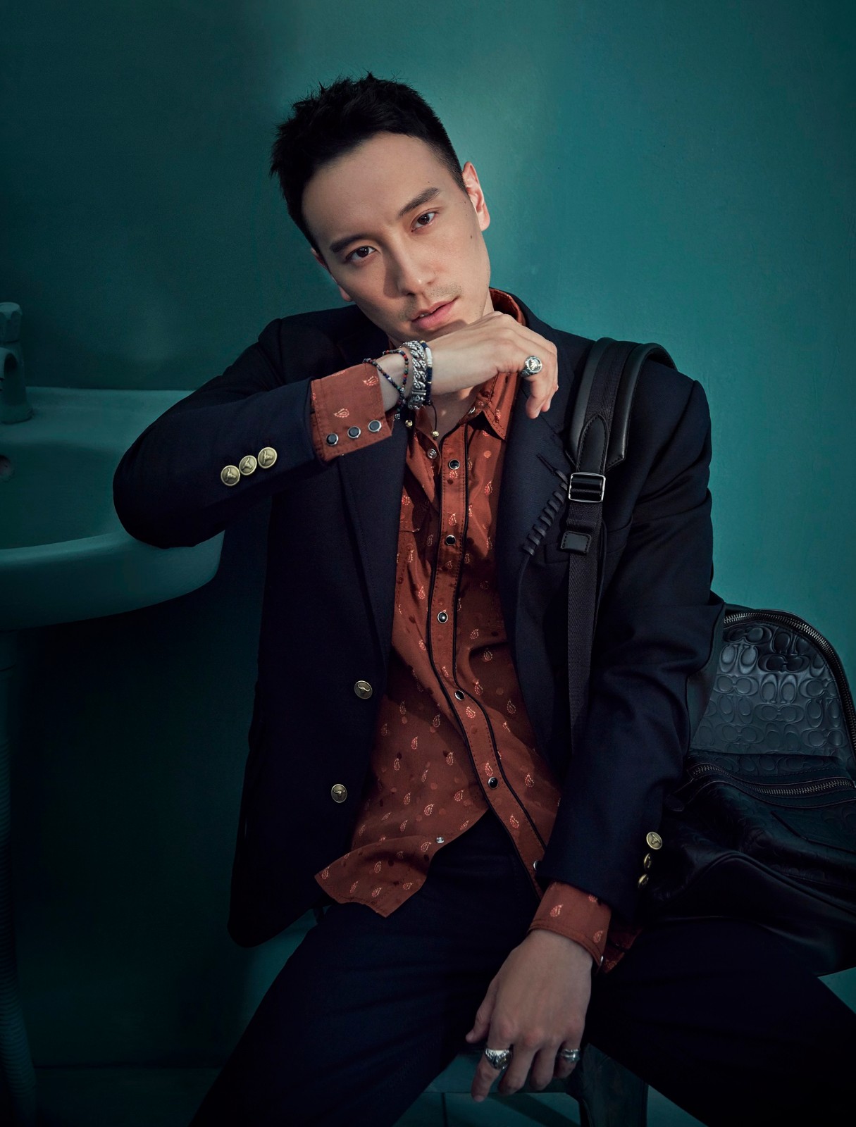 王阳明曝全新写真 演绎雅痞复古风