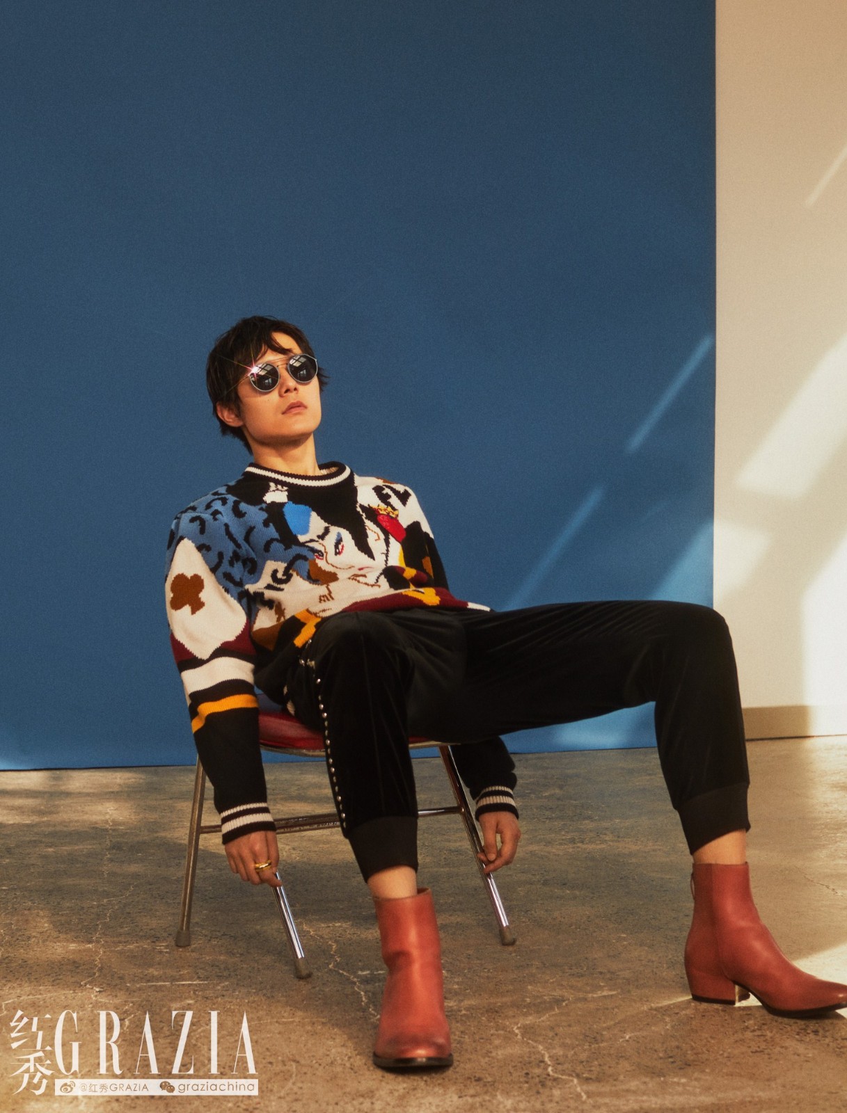 张超又演绎起了高冷潮男路线,休闲时尚的黑色衬衣被张超的好身材驾驭