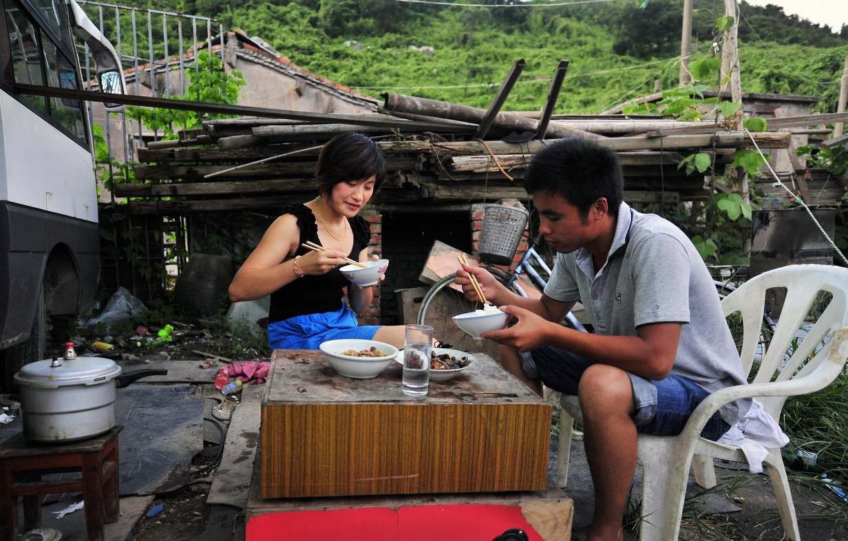 农村小夫妻远赴千里打工 5000元买废旧车改"房车" 辛苦也甜蜜