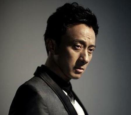 他是演艺圈公认的黄金配角,精通多国语言,如今50岁终于走红!