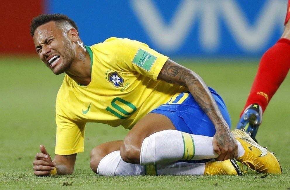 搞笑下令假摔, 内马尔幽默回应"内马尔滚"