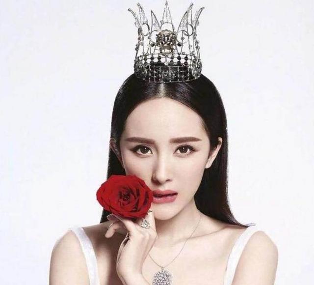 娱乐圈十大明星皇冠照:赵丽颖,热巴谁最像王?最后一位出乎意料