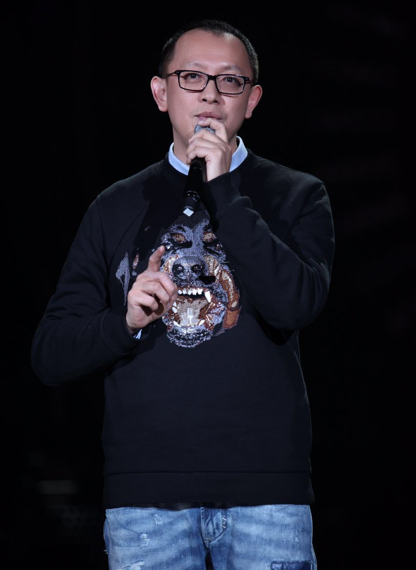 《歌手》新一季准备回归,洪涛近期去美国邀请大咖,网友:是她吗