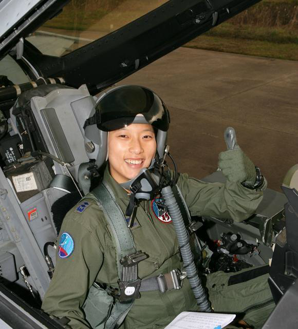 实拍韩国女飞行员的风采,个个相貌俊美,驾驶舱内自信满满