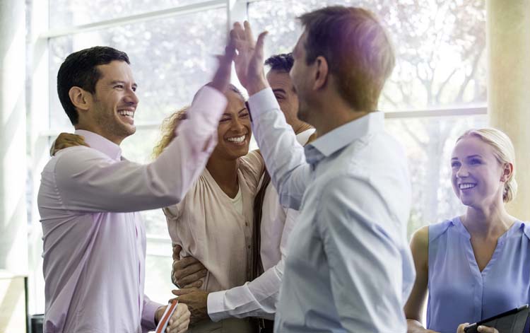 跟同级别的同事交往牢记这三个法则你的人际关系会越来越好