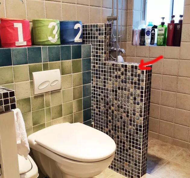 卫生间不到3m,设计这样一个矮墙后,不仅实用,还宽敞许多!