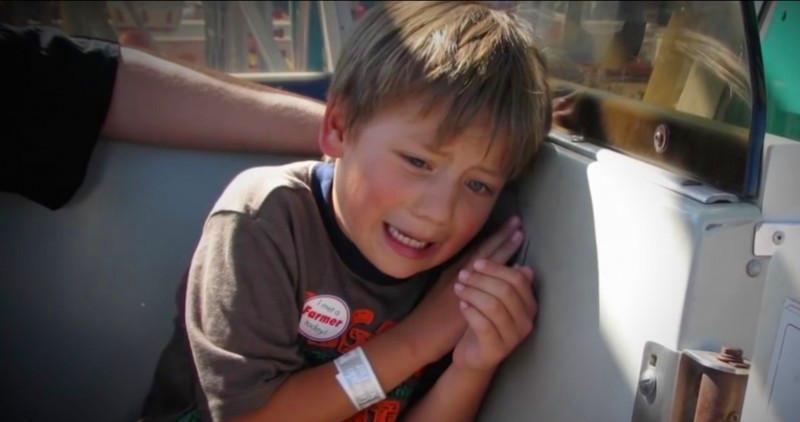 这个男孩很内向,从小就讨厌和别人说话,后来渐渐得了自闭症.