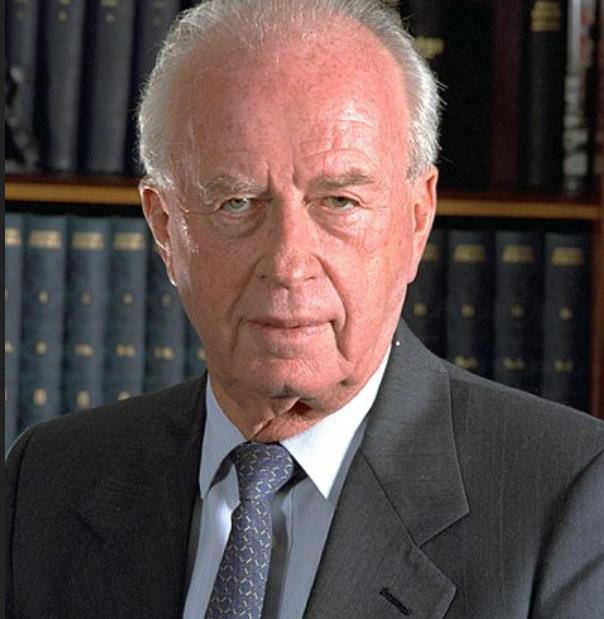 1995年11月4日晚9时30分在以色列特拉维夫国王广场发表讲话,演讲结束