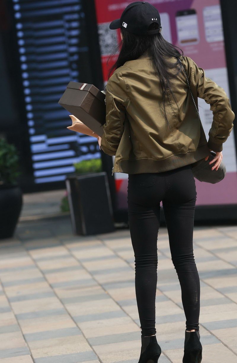 街拍:黑色紧身牛仔裤苗条美女,潮范的打扮尽显时尚风姿