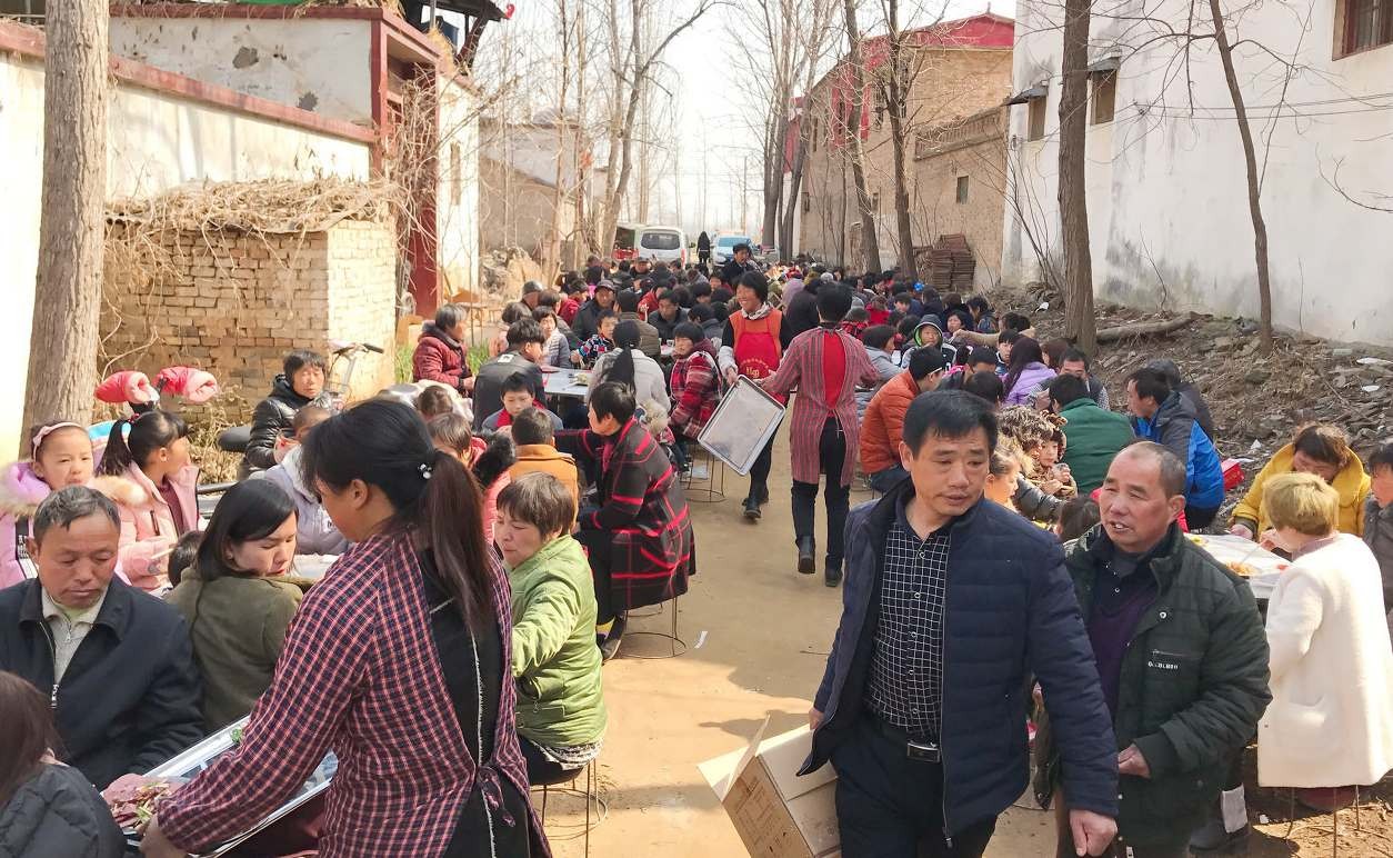 农村这些流水席场面壮观 400人一起吃酒席您见过吗?