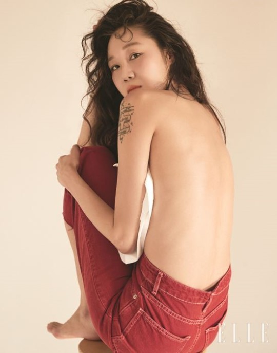 韩国女艺人孔孝真拍杂志写真秀美背