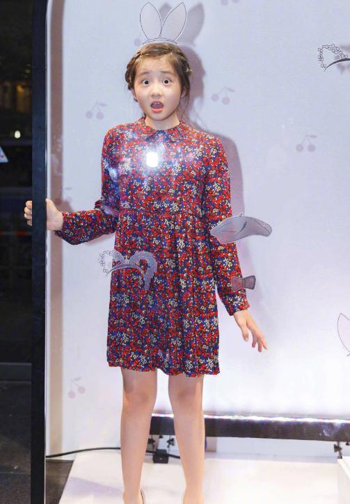 黄忆慈)已经是一位大姑娘了,前段时间和妹妹一起走秀的多多就成功的火