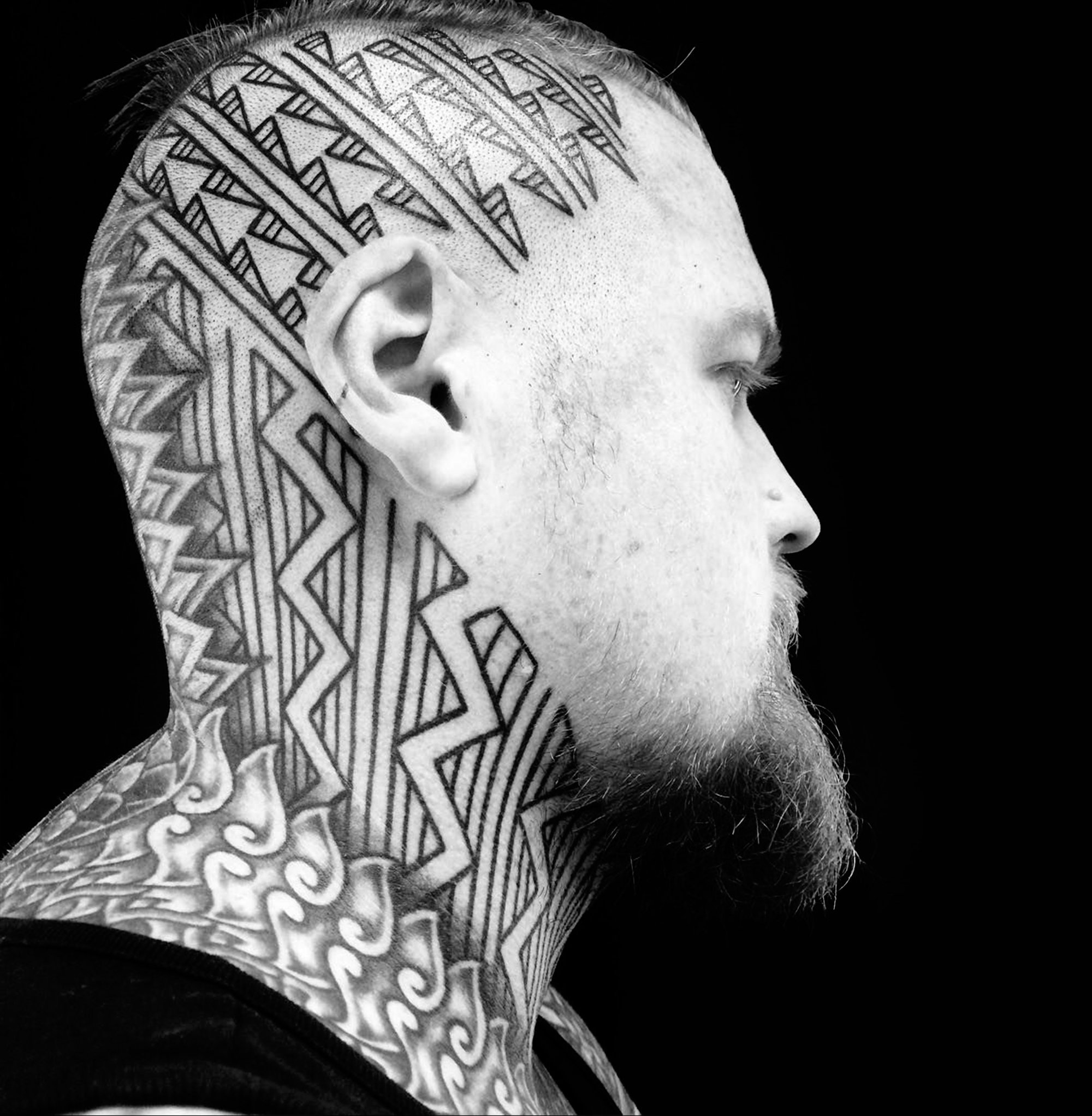 徒手blackwork纹身师andreascurlymoore95的身体都有纹身