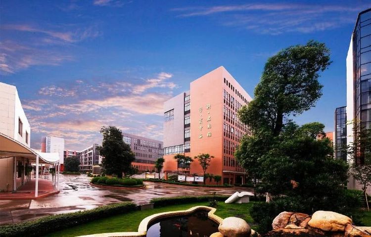 黄冈中学:从垄断省状元到1999年后再无一人,缘何低落神坛?