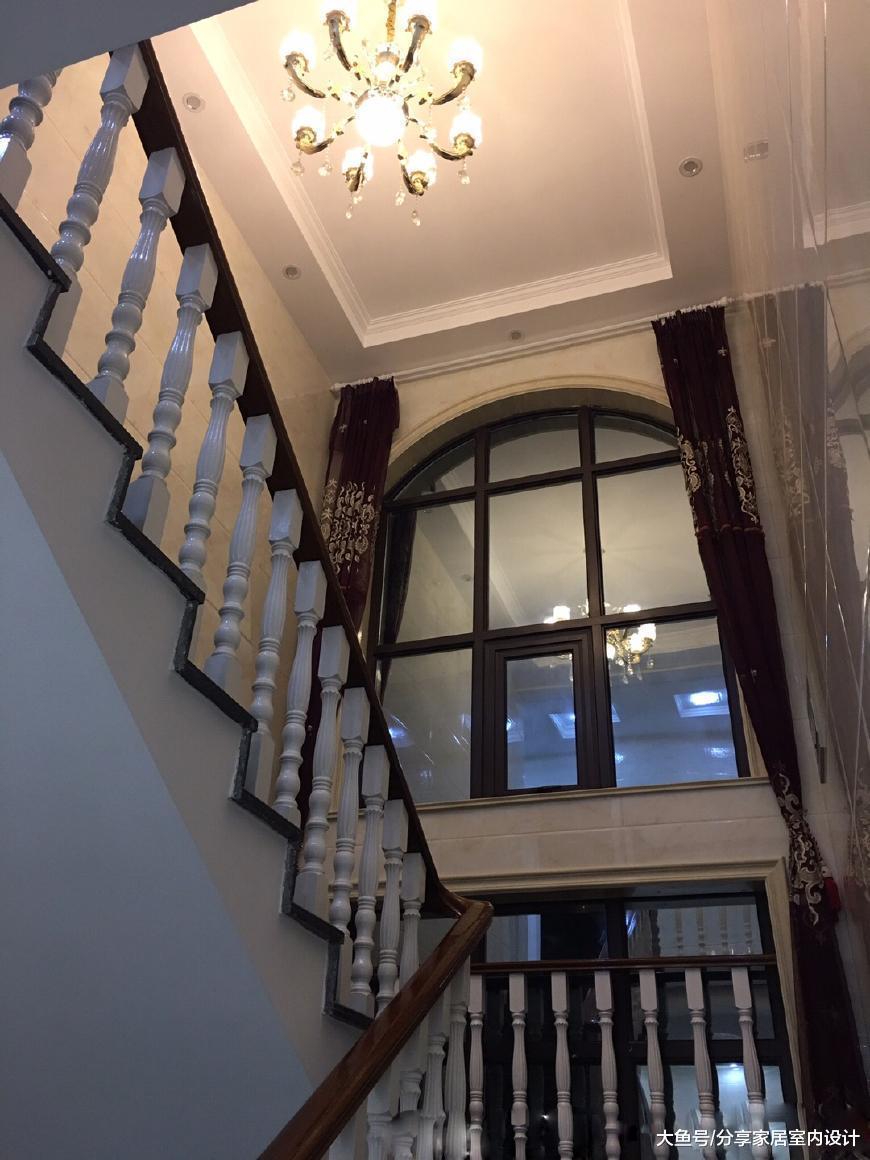 楼梯顶面是做了吊顶的,看起来比较好看啊.