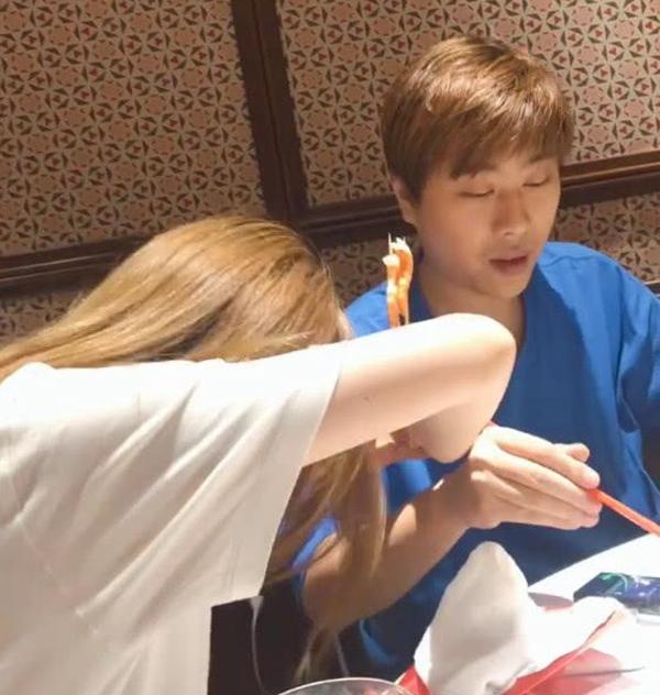 卢本伟吃饭被上香,全程冷脸欲发飙!网友:他敢吗,卢本伟牛逼?