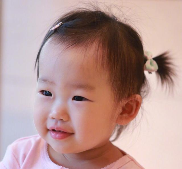 看伊能静家小米粒的成长照,论基因的重要性