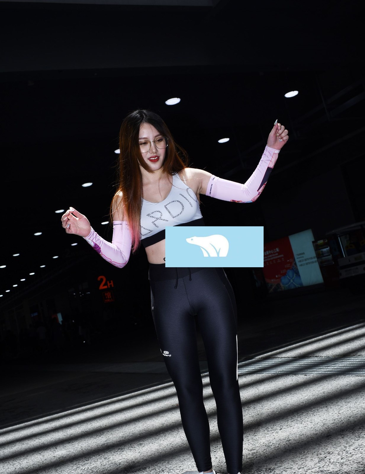 时尚靓妹,正在练习滑板的美女,网友:这腿型真心不错