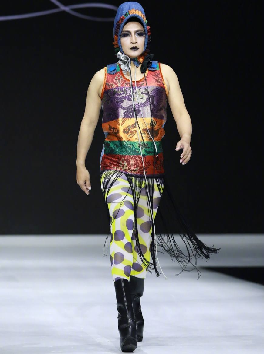 陈志朋穿ladygaga无敌高跟鞋扮女装大佬t台走秀不慎摔倒