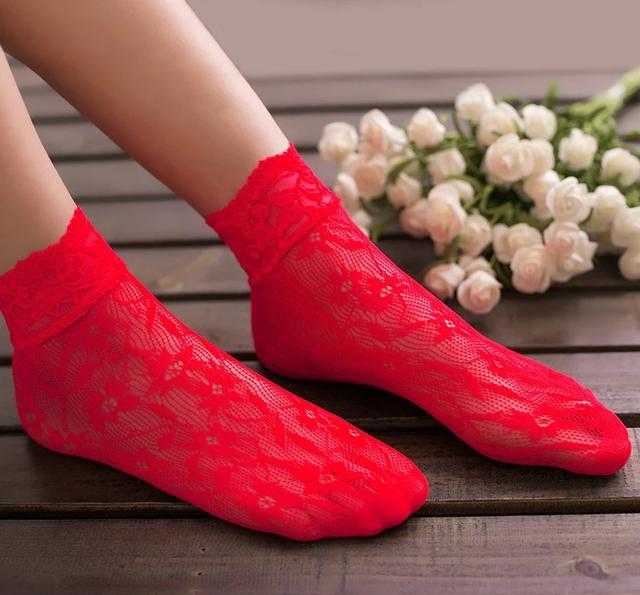 红色丝袜最难搭配服装的丝袜如何穿很重要