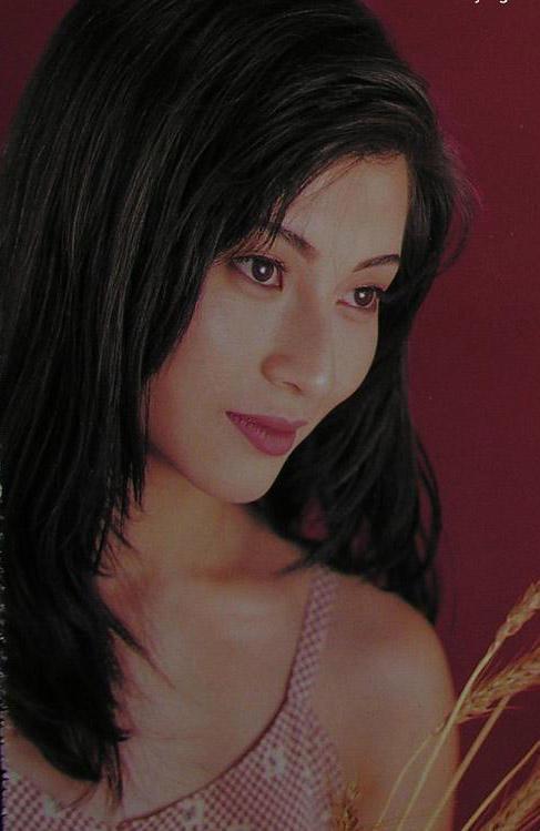 她是亚视一姐,和邓萃雯结下梁子,雪藏十余年真相让人吃惊