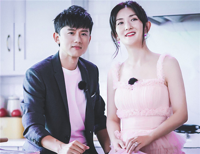 张杰谢娜现身机场,两人亲密挽手笑容满面,谢娜的美背亮了