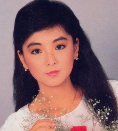 有一则关于她的新闻是这样的,拍一场骑自行车的戏,不会骑车的赵永馨