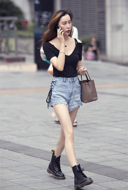街拍:步行街上的美女这样搭配,简单又耐看,还很漂亮