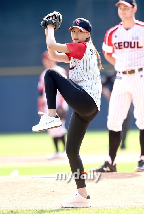 韩国女团a-pink成员尹普美任棒球比赛开球嘉宾