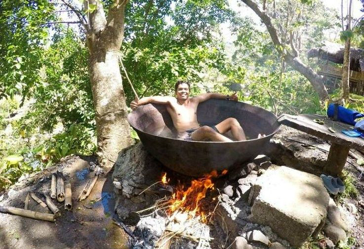 实拍美国男子大胆尝试菲律宾当地的大铁锅泡澡服务