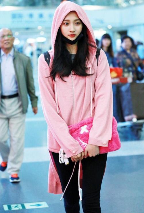关晓彤粉红卫衣现身机场,不戴墨镜,网友:看起来不自在