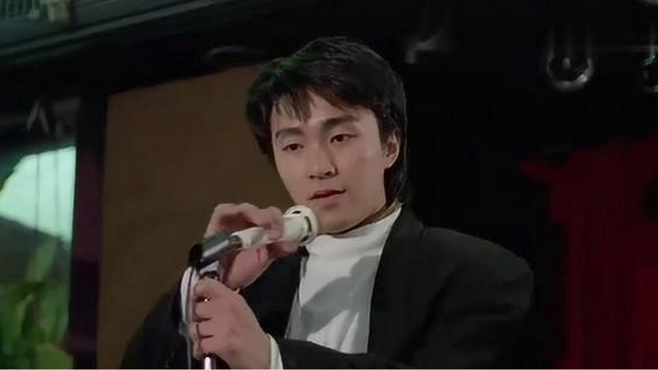 周星驰说自己唱歌比得过张学友,然后一开口底下全喷了