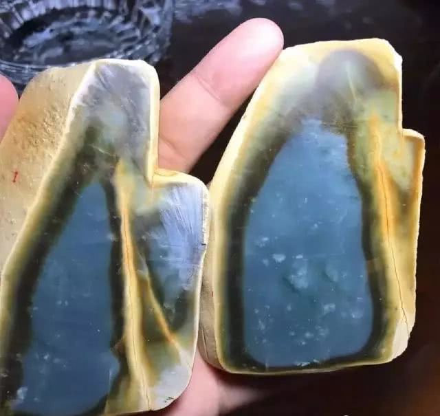 小伙旅游花500元买的翡翠原石,切开都懵了,最终成品逆袭!