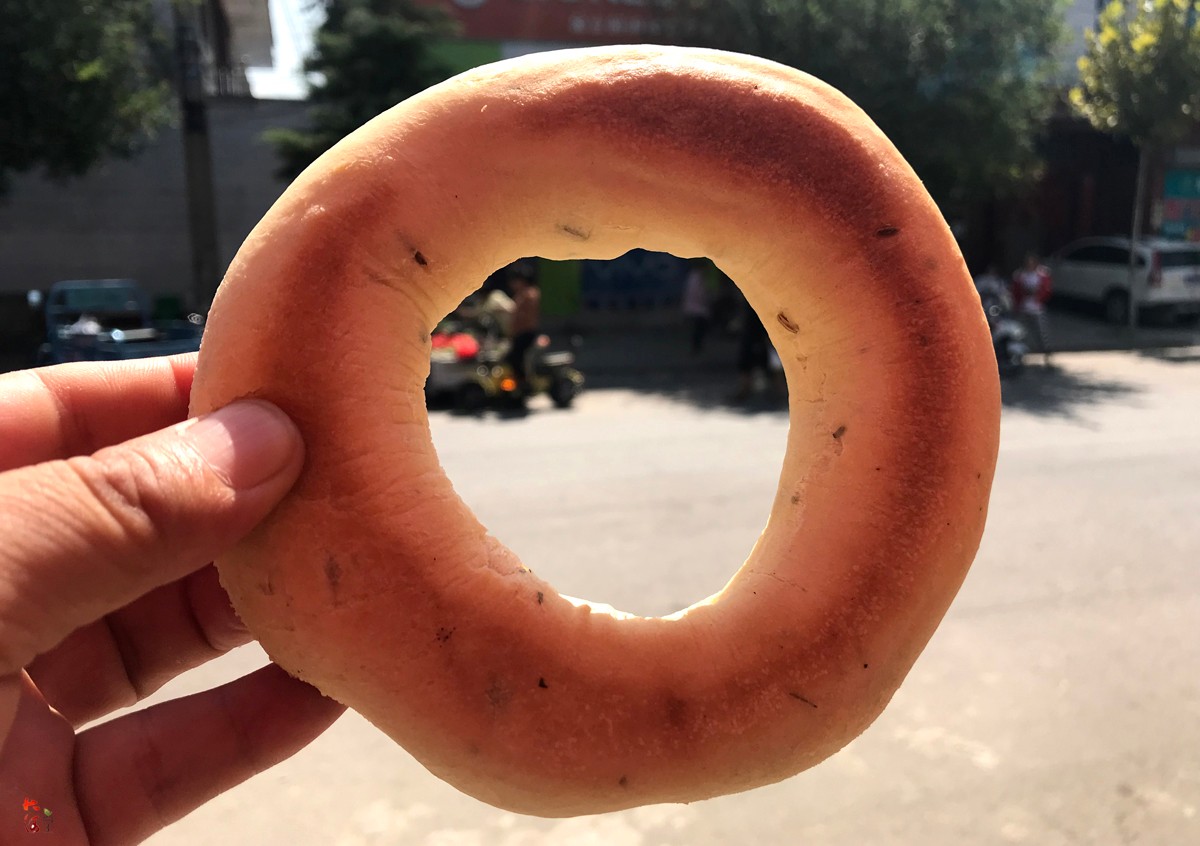 农村夫妻小镇上卖一种特色面食,捏成圈的馍你可吃过?