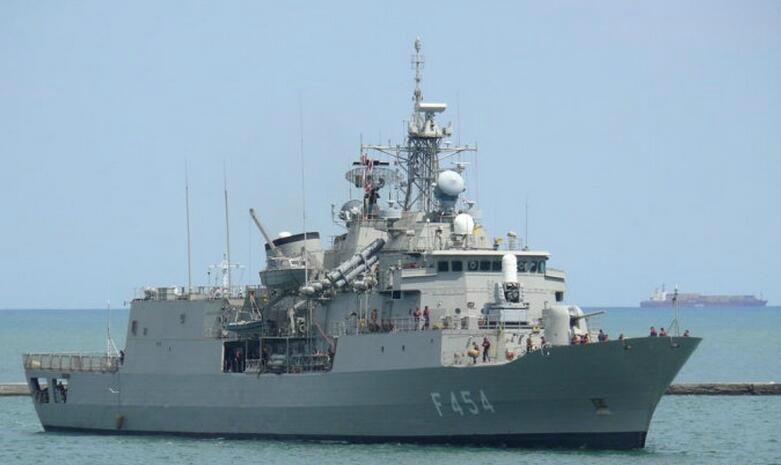 "鱼叉"反舰导弹,1座八联装mk16型"阿斯洛克"反潜导弹发射装置等九头蛇