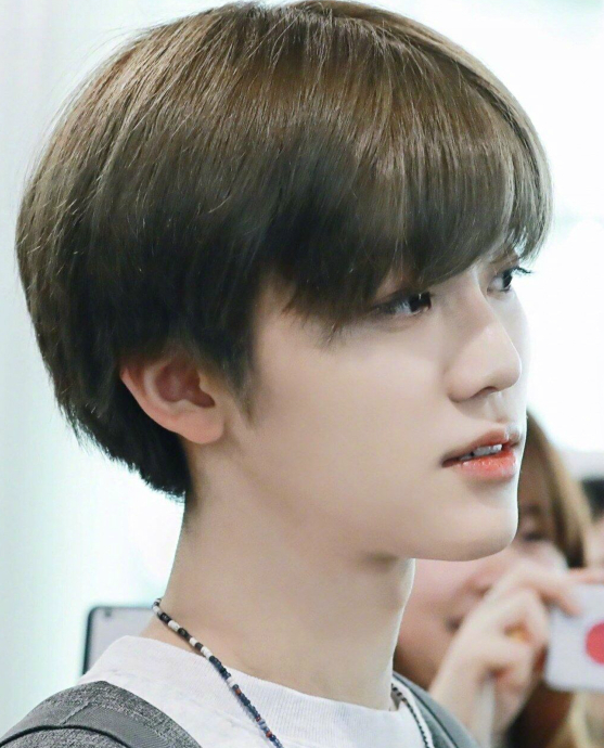 近日染新发色的罗渽民清纯感爆发觉得回到纯纯的学生时代