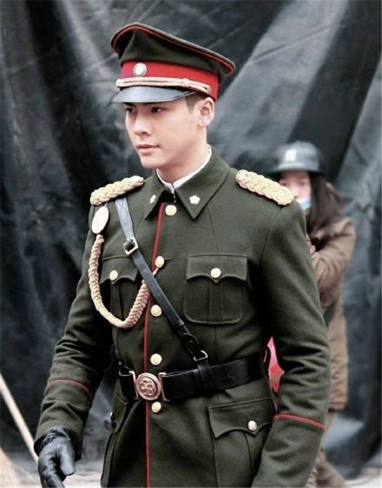 李敏镐军装时尚拍摄,国民小鲜肉们换上军让人刮目相看
