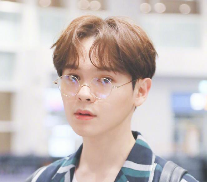 尤长靖戴上金边眼镜,变身文艺小青年,温柔迷人的主唱大人