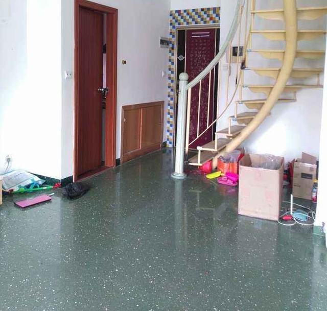 一块好一点的瓷砖至少也是需要几十块的,但是自流平地面则非常的便宜