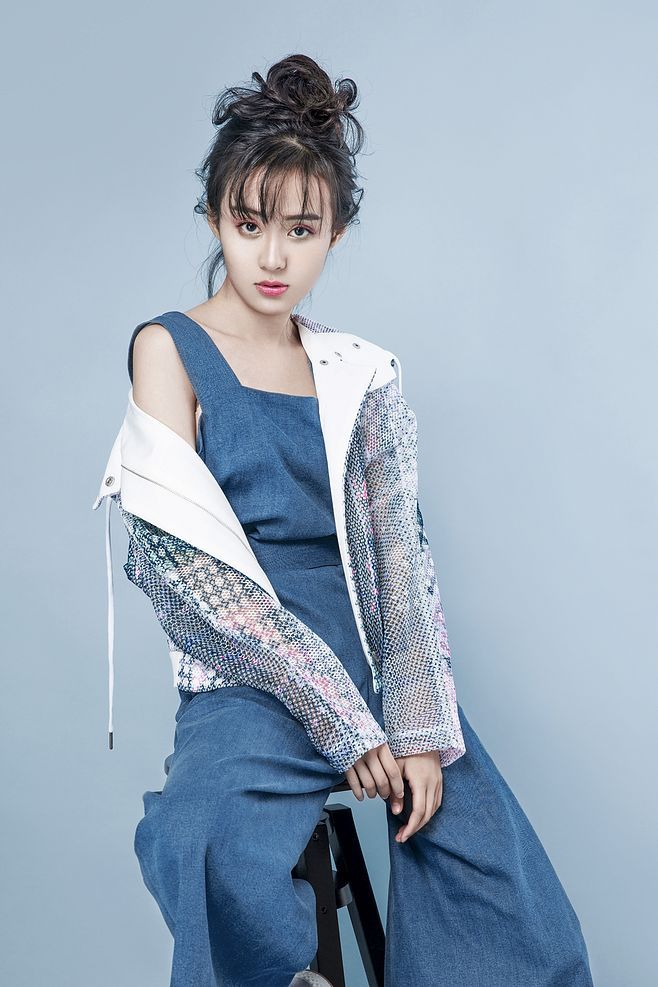 郑合惠子自带清新气质穿抹胸吊带裙仙女范儿十足