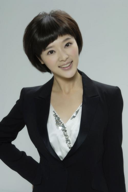 被誉为央视最美主播,主持功底超撒贝宁,如今嫁大12岁导演