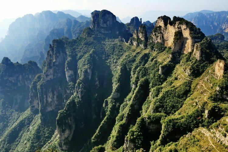 中国东部最秀丽的山脉之一私藏逆天挂壁公路和悬崖村庄