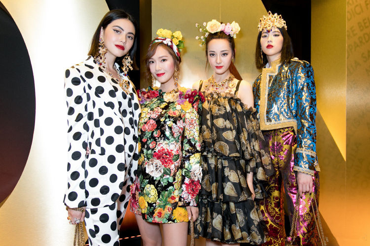 迪丽热巴米兰走秀,妆容像老了十岁,对比郑秀妍就平衡了