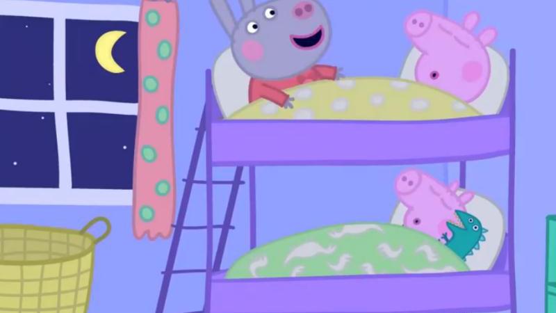 戴芬唱着安眠曲小猪佩奇和乔治伴随着歌声睡着了