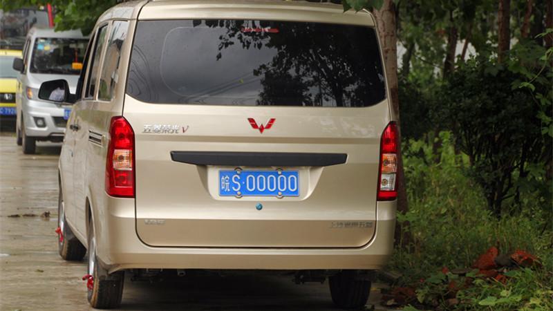 五菱荣光挂上00000的车牌,网友:这才是五0汽车
