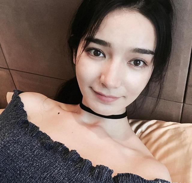 在哪买的?代斯写真龙须刘海,和迪丽热巴的颜值不相上下.