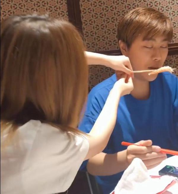 卢本伟吃饭被上香,全程冷脸欲发飙!网友:他敢吗,卢本伟牛逼?