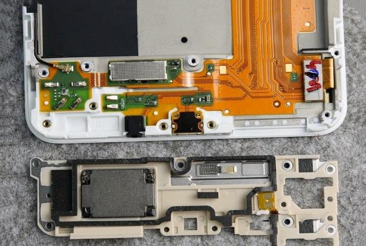 vivo y67的做工很优秀,主板工整,主板上有多处有屏蔽罩且贴有石墨散热