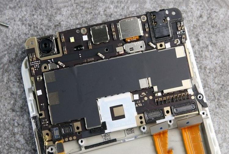 vivo y67采用黑色主板vivo y67后盖分体以后可以看到后盖的确采用了全